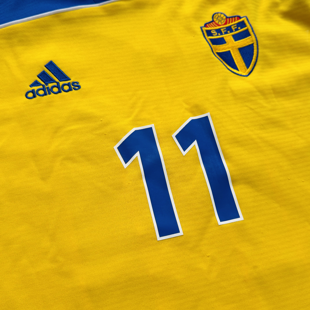 2000/01 Sweden Home Size M Ibrahimovic - close-up detail