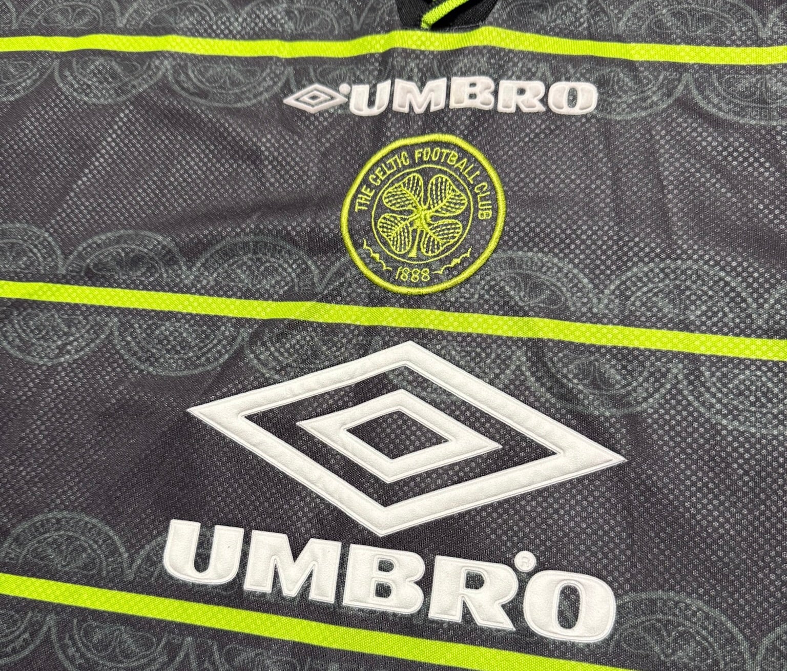 1998/99 Celtic Away Size L - close-up detail