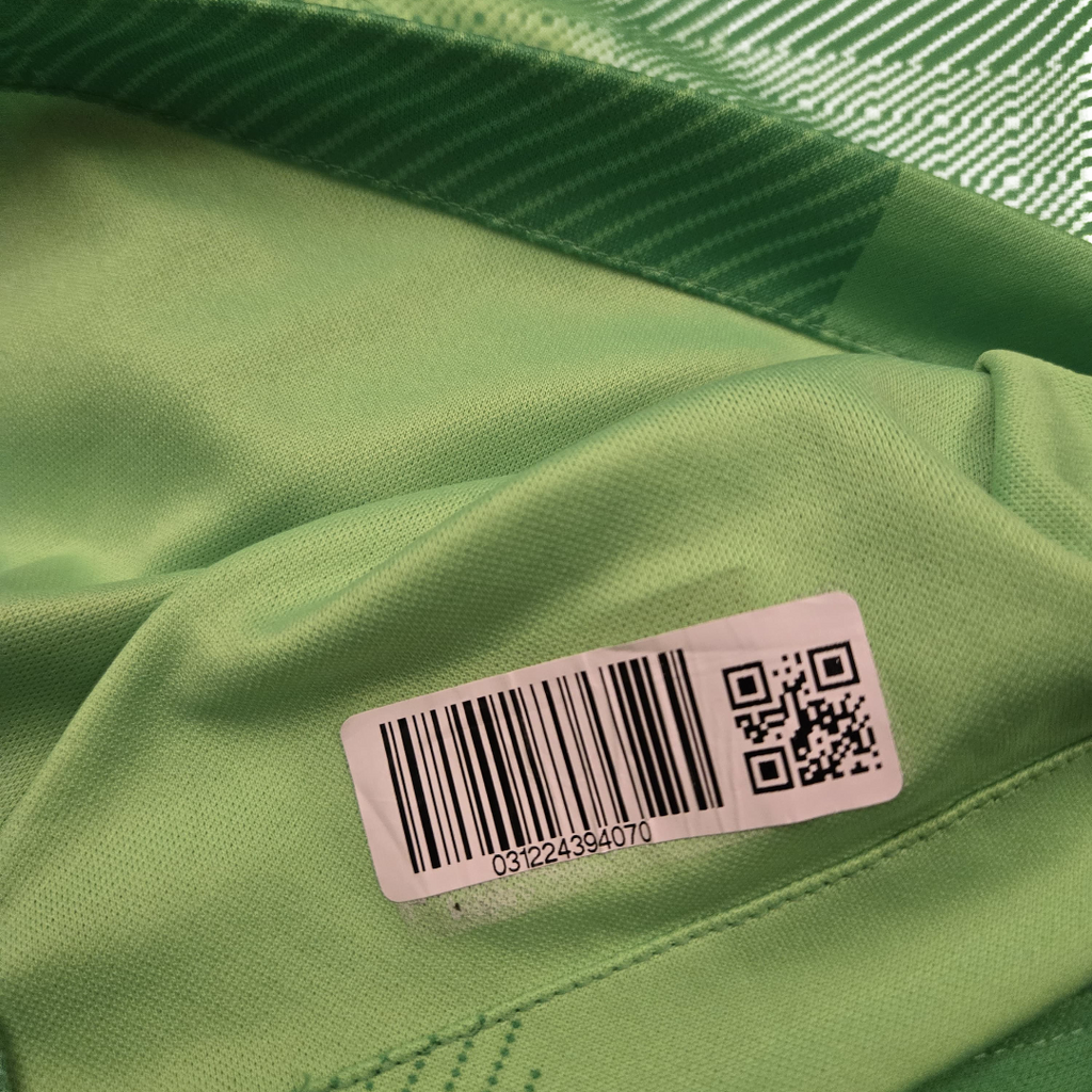 2021/22 Liverpool FC Goalkeeper Size L Becker - close-up detail