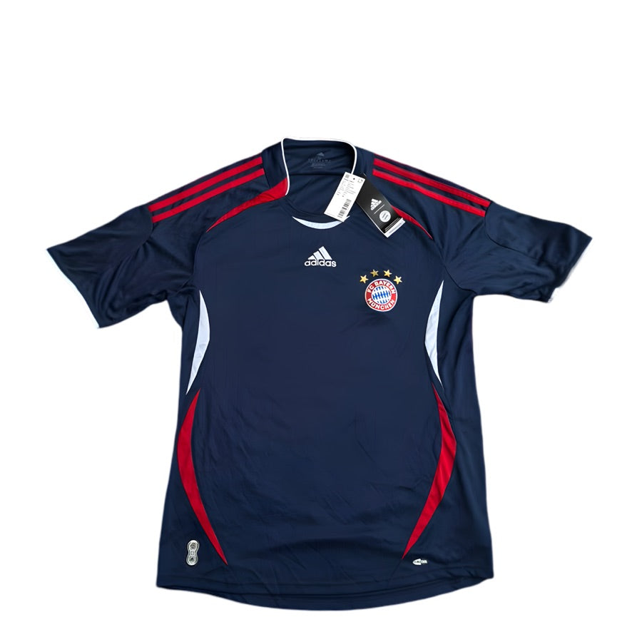 2021/22 Bayern Munich Teamgeist Training Size M BNWT - front view