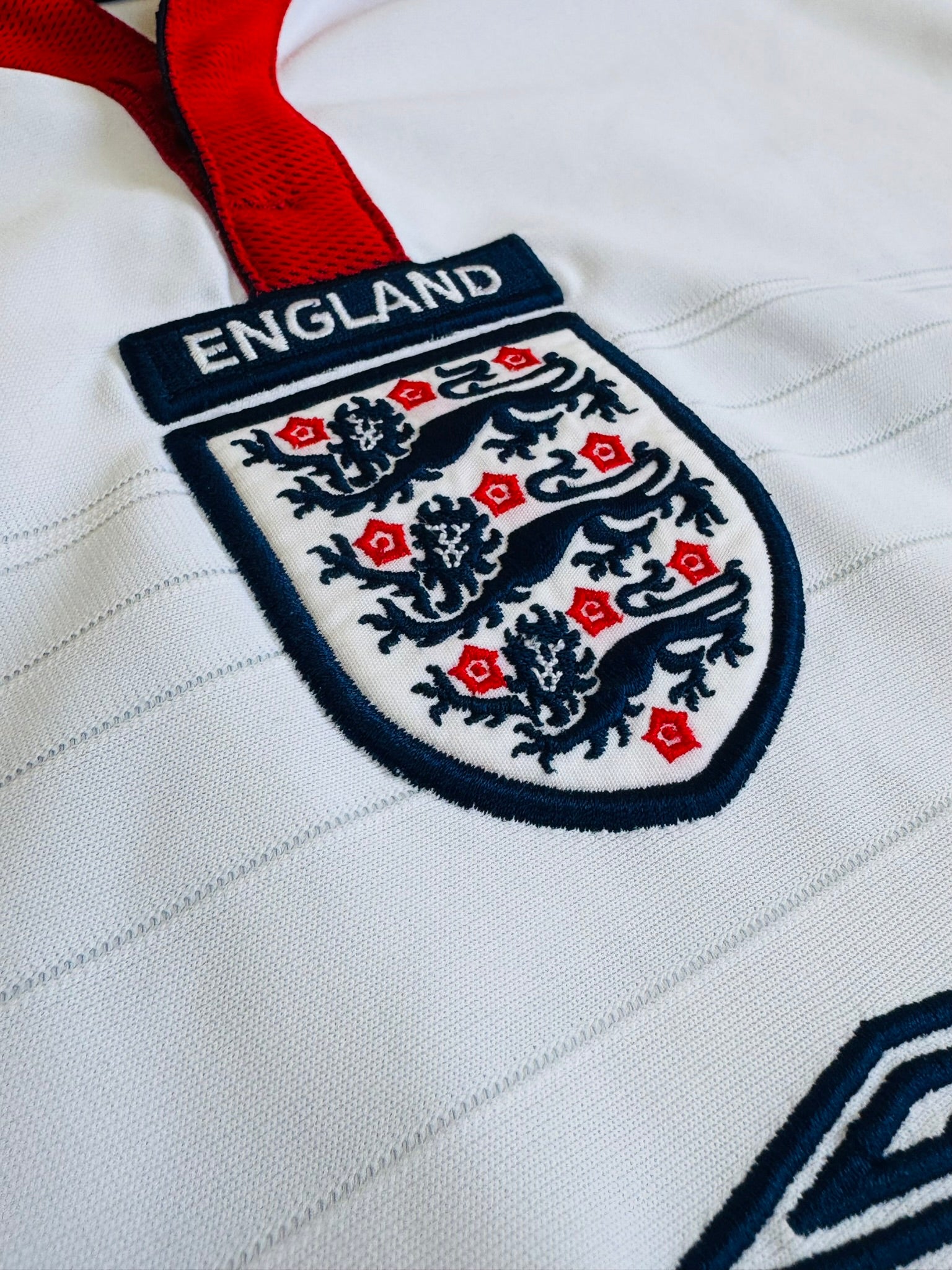 2004/06 England Home Size XL Gerrard - close-up detail