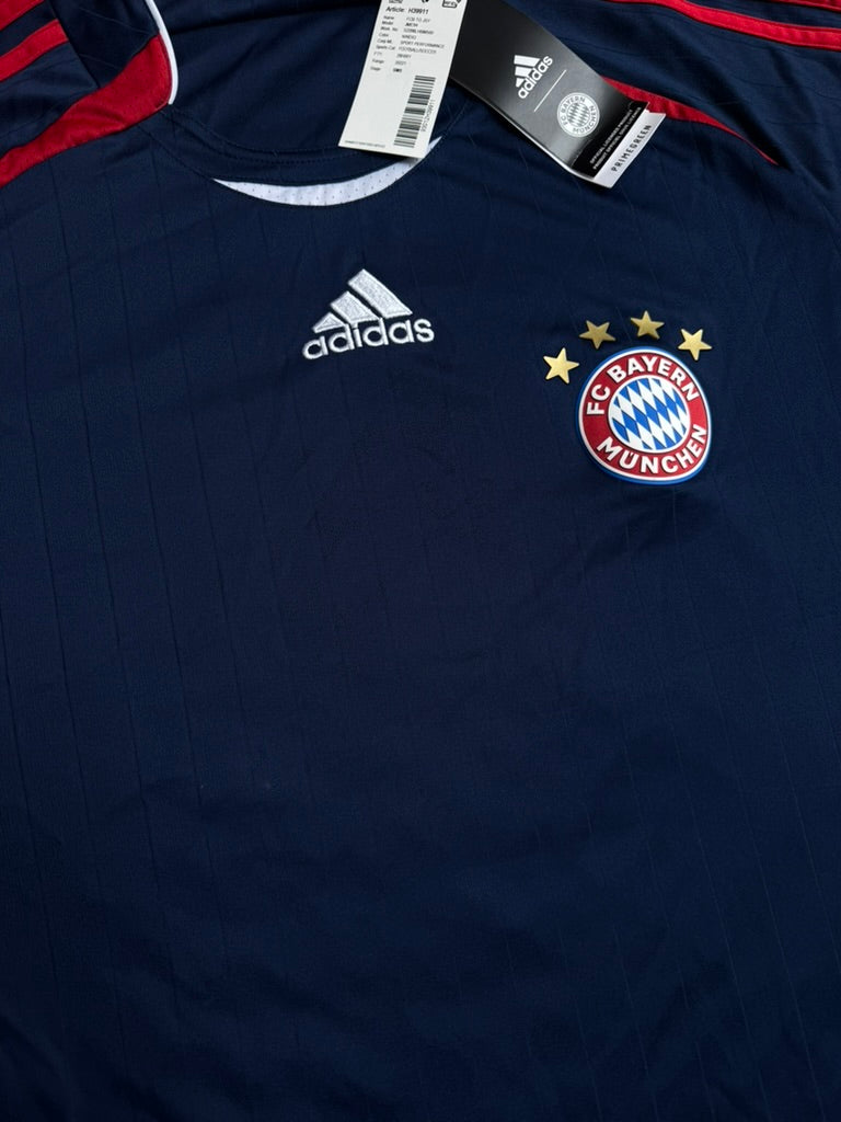 2021/22 Bayern Munich Teamgeist Training Size M BNWT - close-up detail